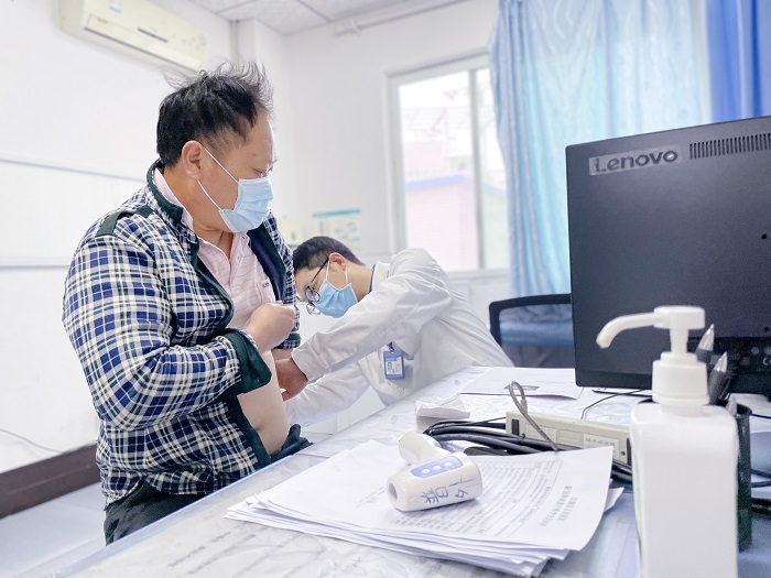 不辞山路远   踏雪也相过    川泌专家定期在汉源县人民医院开展门诊工作