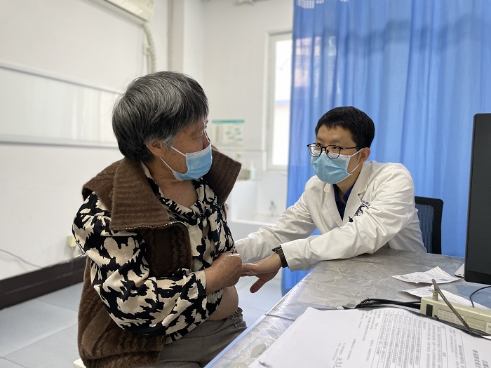 不辞山路远   踏雪也相过    川泌专家定期在汉源县人民医院开展门诊工作