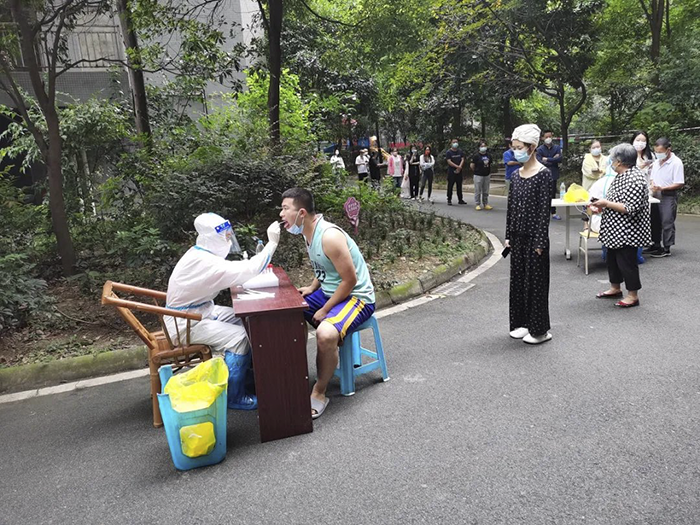 疫情无情人有情 工会中秋送月饼