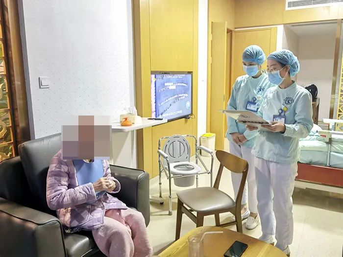 99岁奶奶爱撒娇 被川泌宠得像孩子