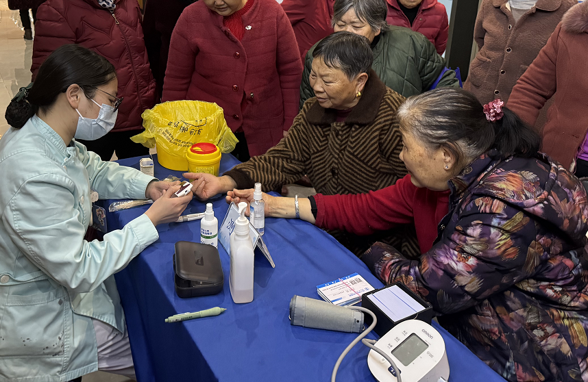 医者仁心·守护她健康丨四川泌尿外科医院公益行动暖春启航