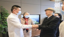 高龄恶性肿瘤患者手术康复后送锦旗到四川泌尿外科医院致谢