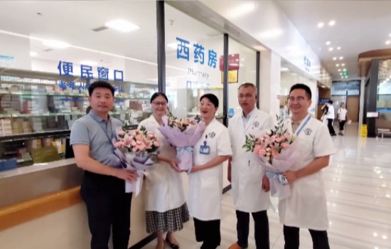 致敬“医”路坚守！四川泌尿外科医院鲜花礼献最美医师